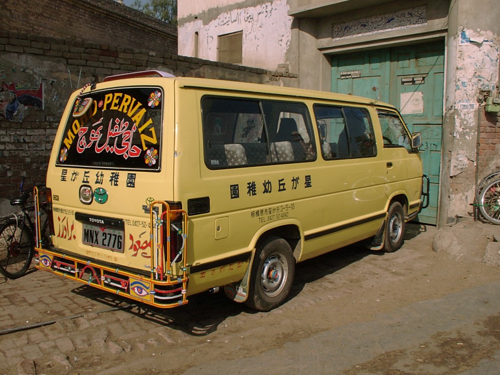 パーキスターンで活躍する日本の中古車