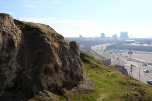 アフラースィヤーブの丘の城壁跡とサマルカンド市街地